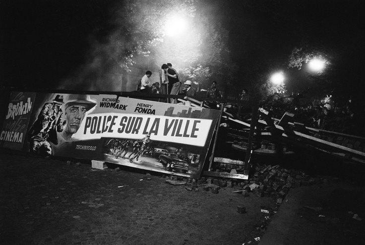 Barricade tenue par des étudiants en Mai 68 à Paris, avec affiche du film "Police sur la ville".