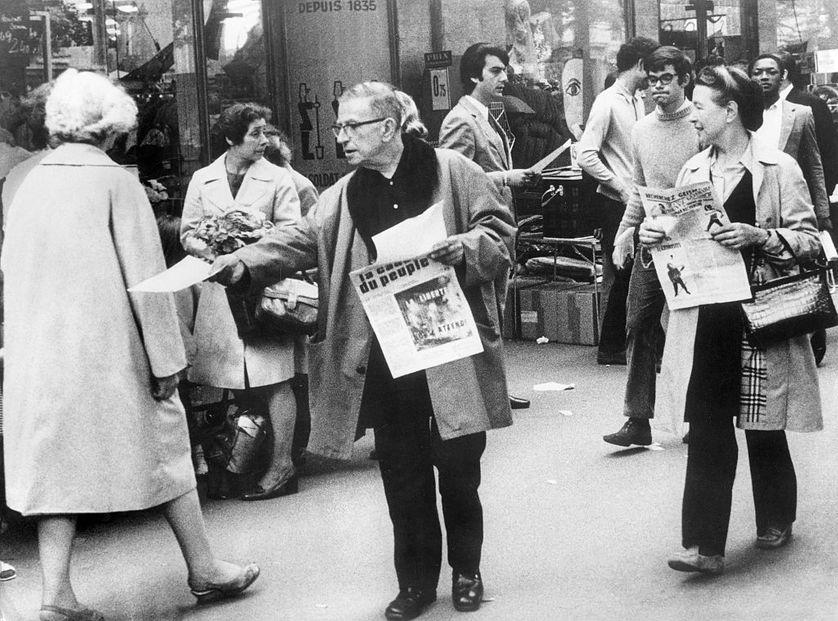 Jean-Paul Sartre distribuant La Cause du Peuple interdite.