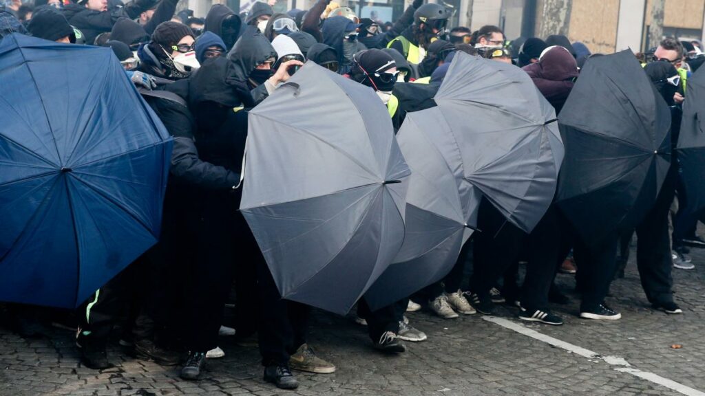 Parapluies au devant du cortège Gilets Jaunes le 16 mars