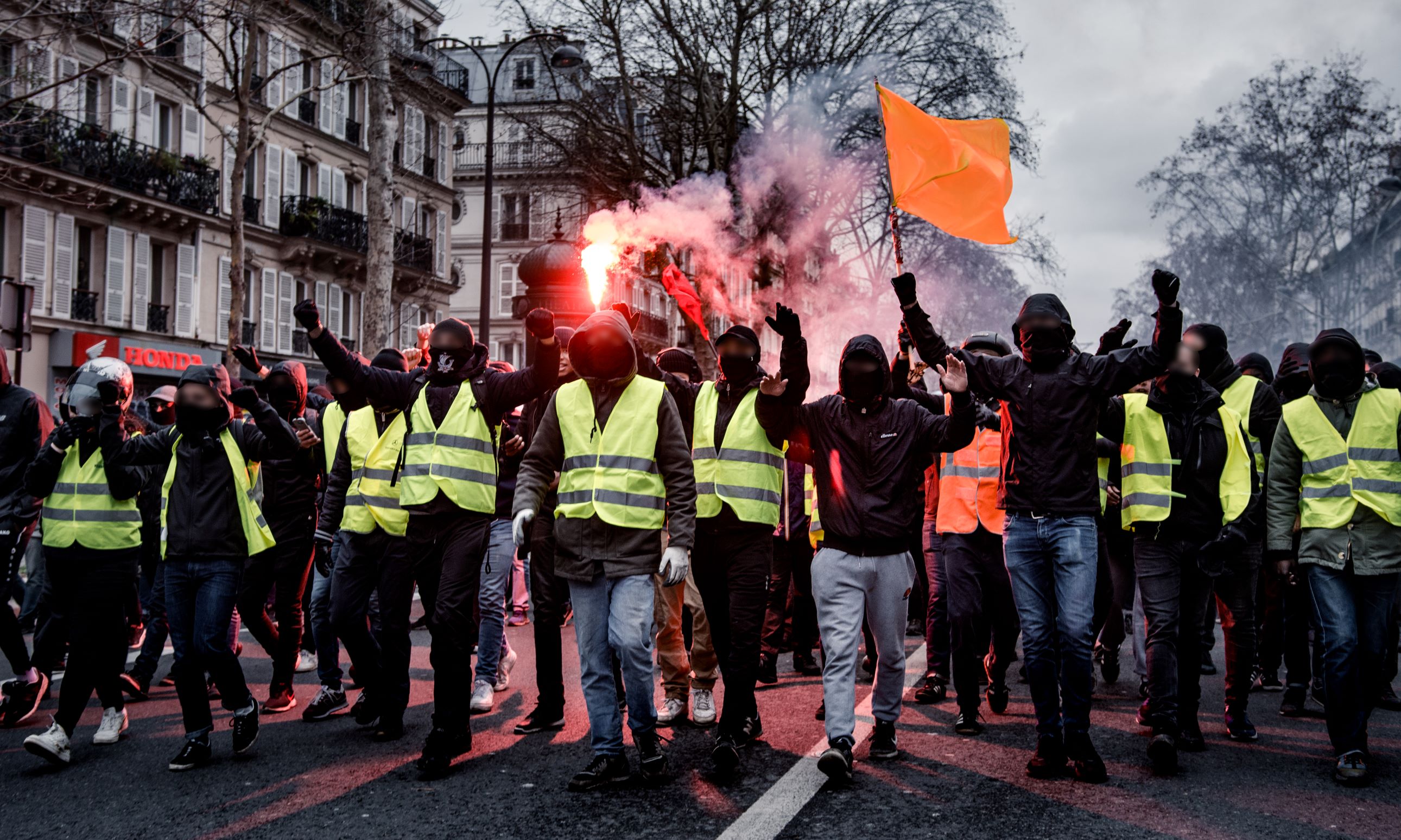Nous revendiquons le droit à l'autodéfense Manif Antifasciste Gilets Jaunes