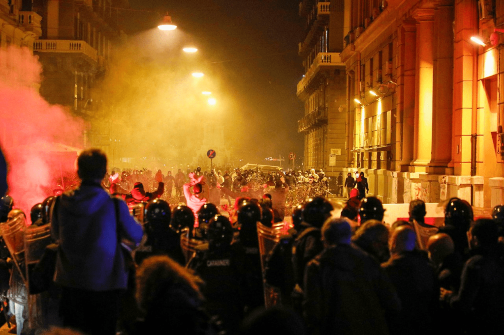 Naples : nuit de révolte contre l'état d'urgence et le couvre-feu